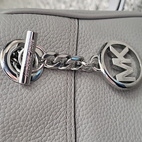 Michael Kors JetSet Chain Legacy Pearl Grey Leather Shoulder Bag - Picture 2 of 9